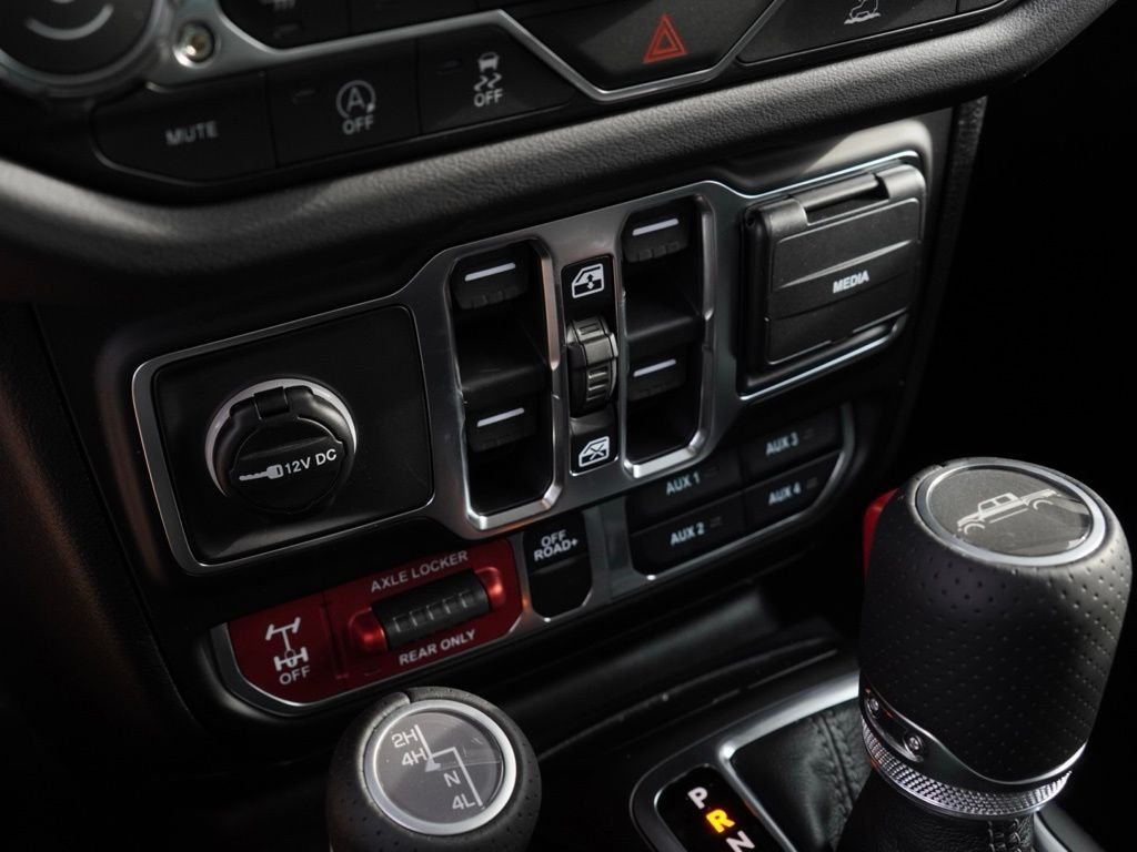 New 2026 Bright White Clear-Coat Exterior Paint Jeep Mojave image 15