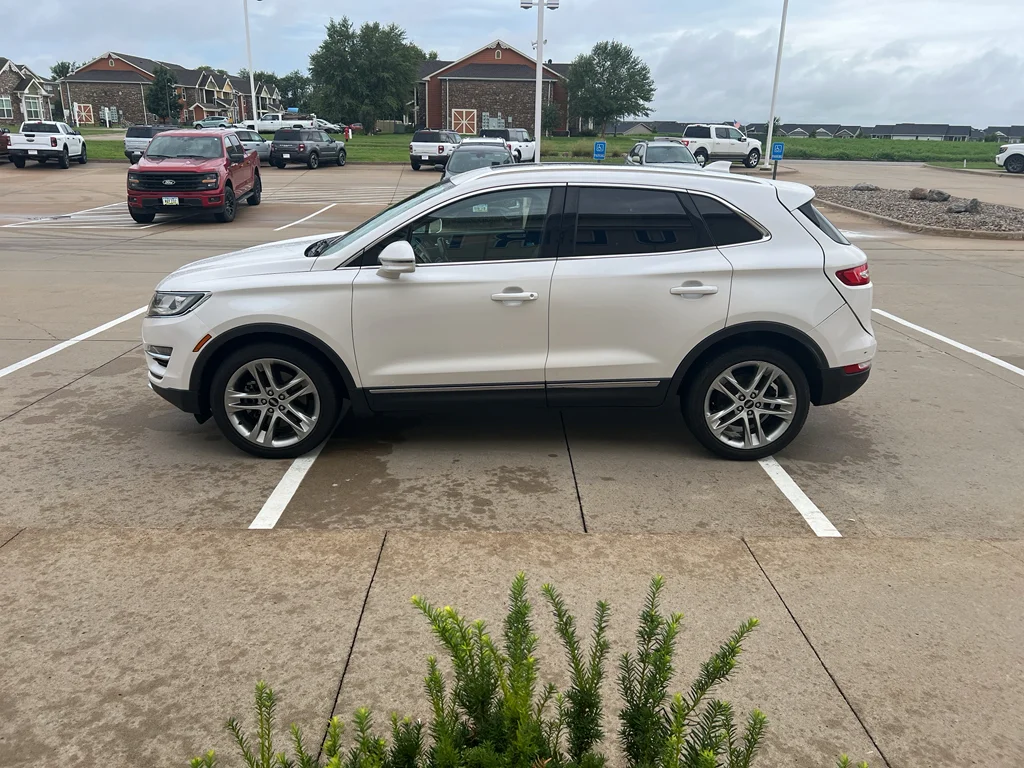 Used 2015 White Platinum Tri-Coat Metallic Lincoln Base image 5
