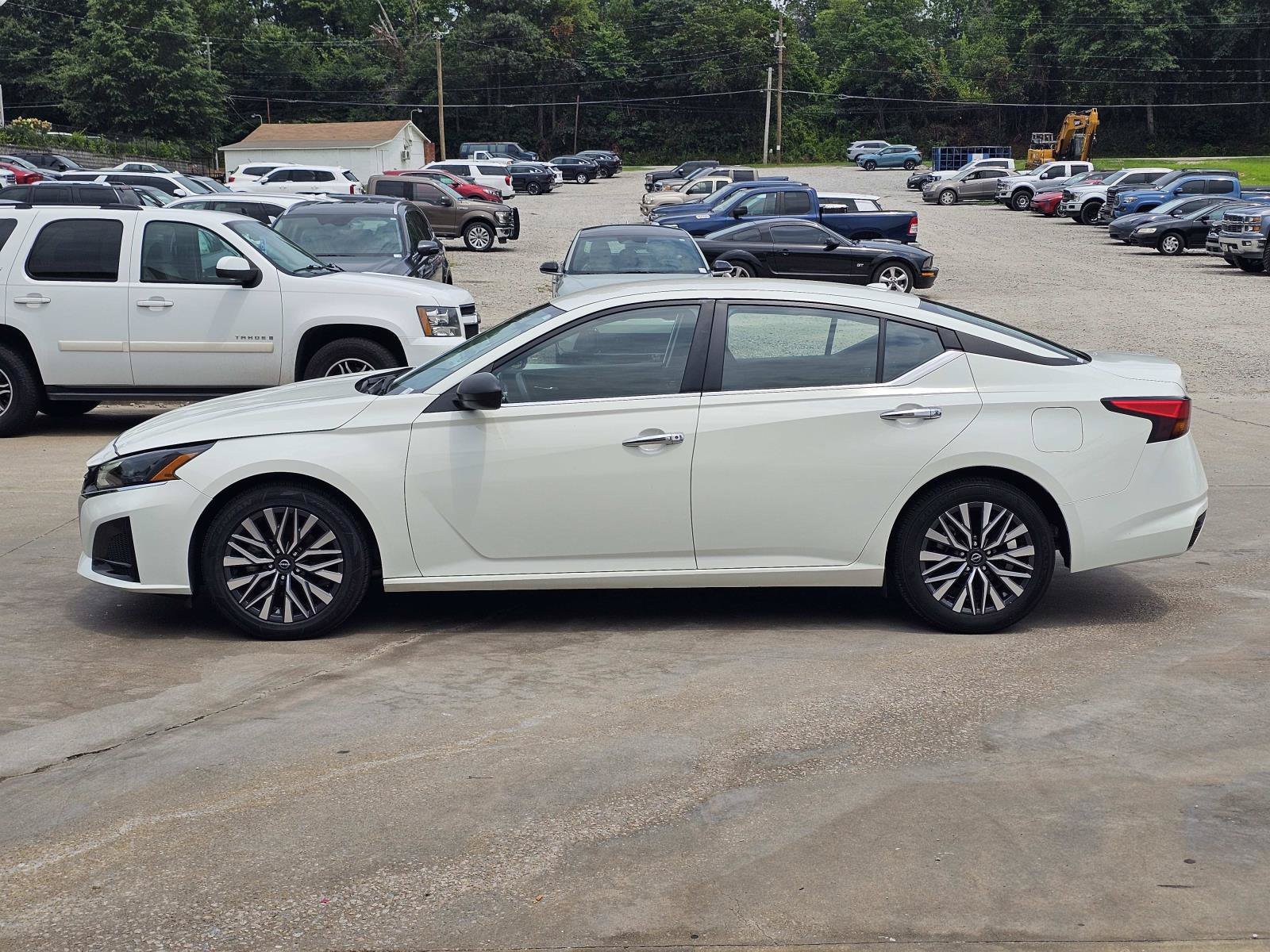 Used 2025 Glacier White Nissan SV image 12