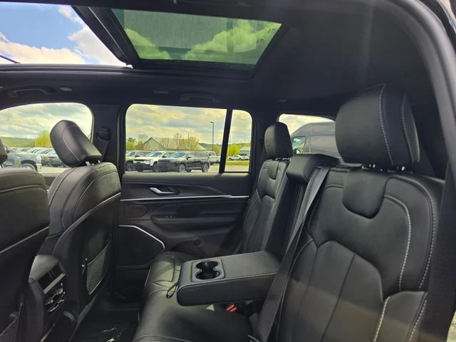 New 2026 Diamond Black Crystal Pearl-Coat Exterior Paint Jeep Limited Reserve image 11