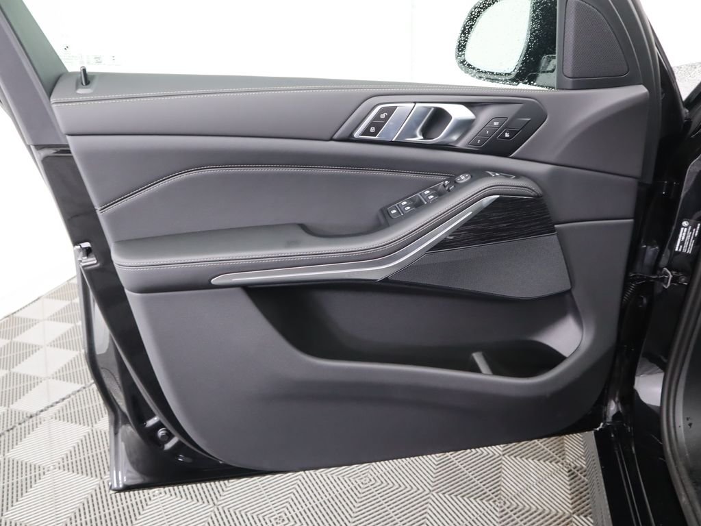 Used 2026 Black Sapphire Metallic BMW xDrive40i image 26
