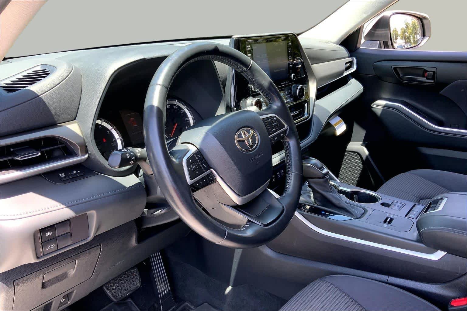 Used 2022 Wind Chill Pearl Toyota LE image 18