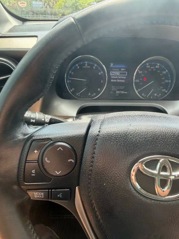 Used 2016  Toyota XLE image 2