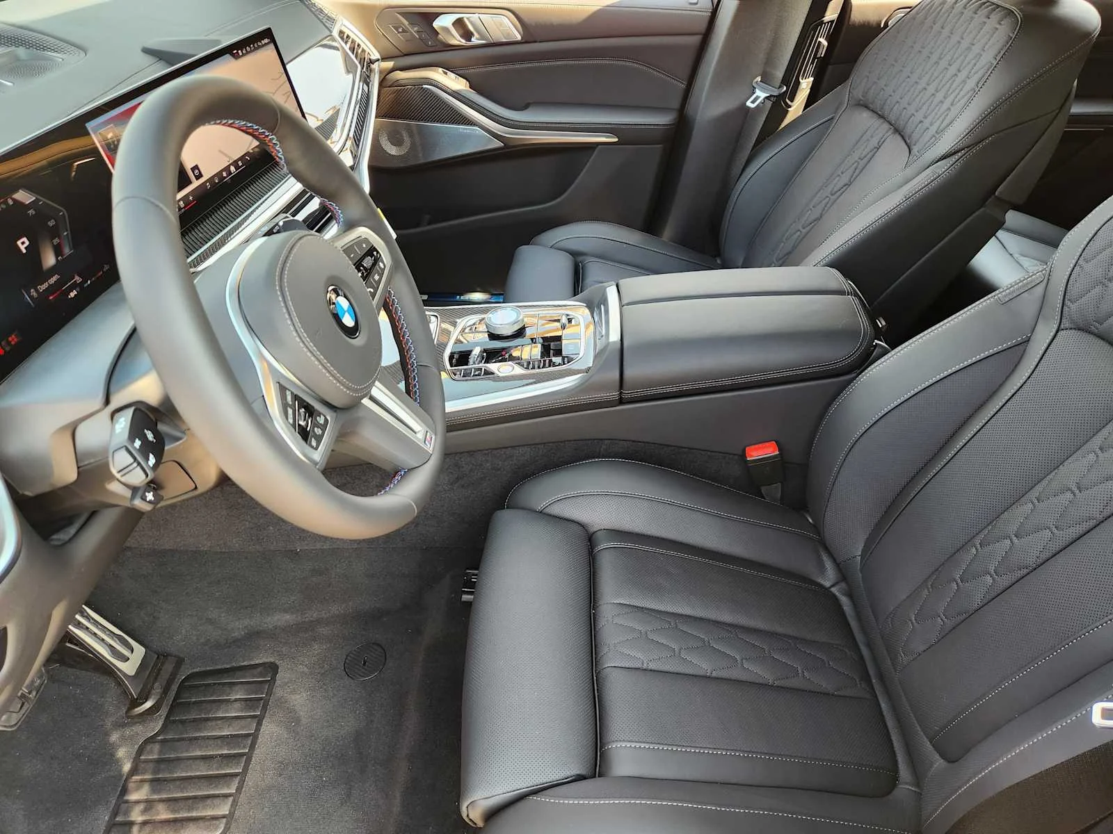 New 2027 Black Sapphire Metallic BMW M60i image 4