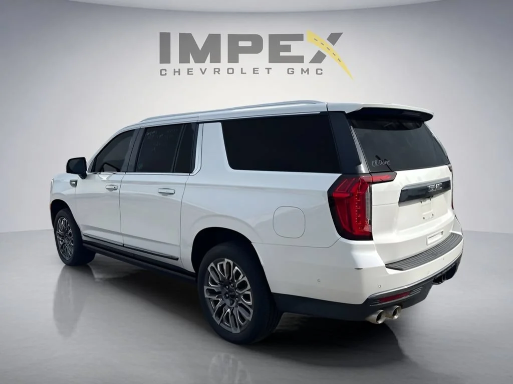 Used 2023 White Frost Tricoat GMC Denali Ultimate image 3