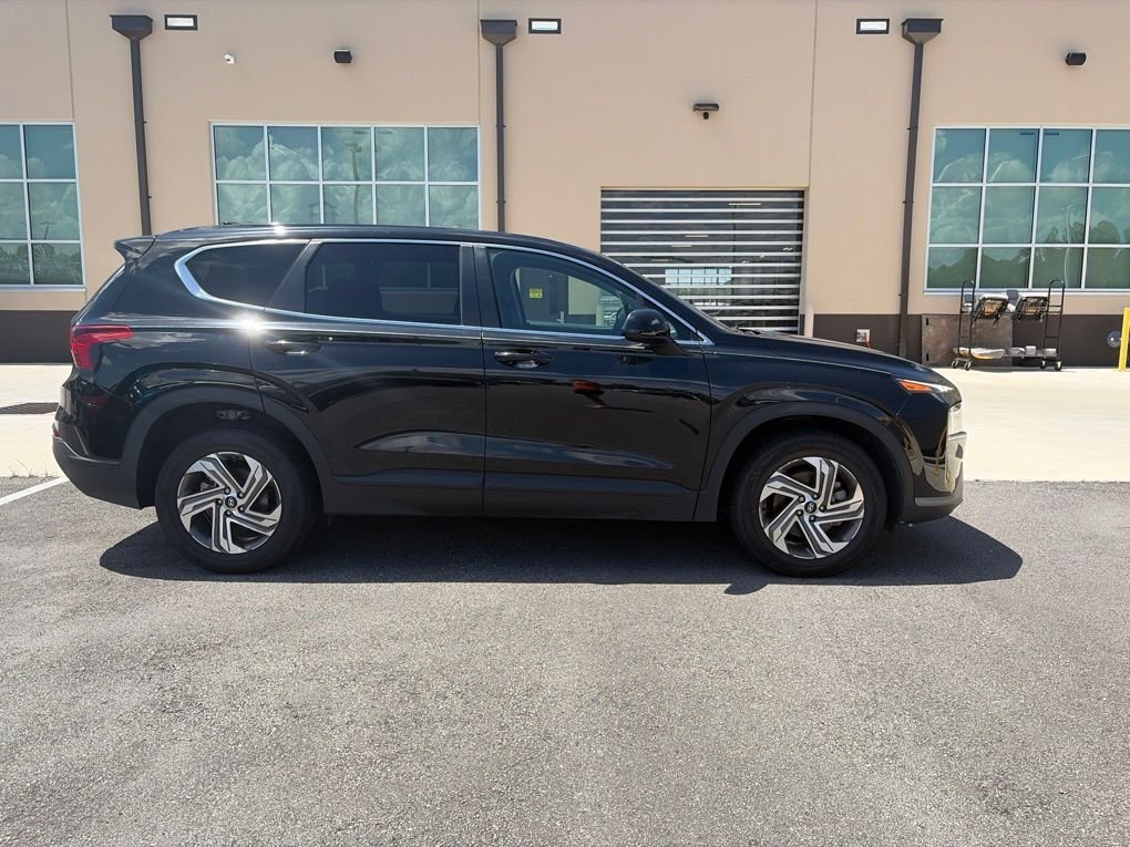 Used 2023 Black Hyundai SE image 2