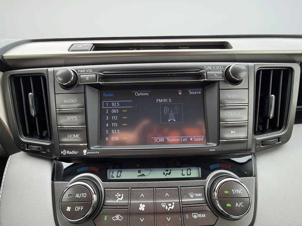 Used 2015 Red Toyota XLE image 17