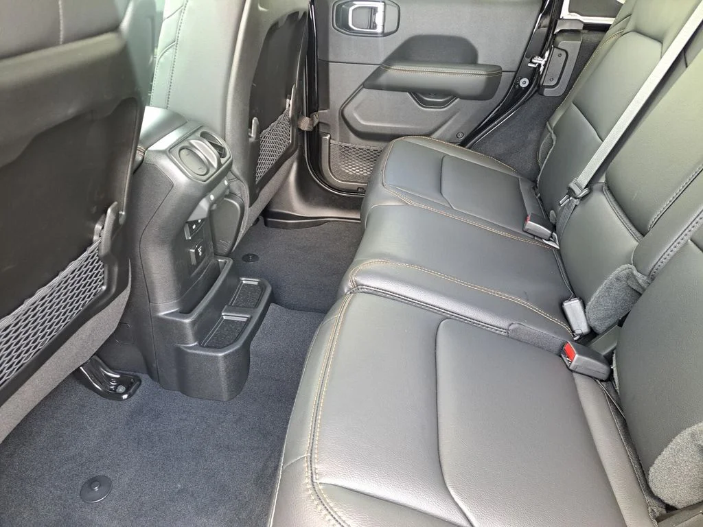 2025 Jeep Wrangler 4-Door Sahara - Photo 19