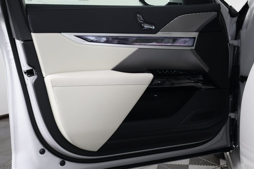 2026 BMW 7 Series 750e - Photo 7
