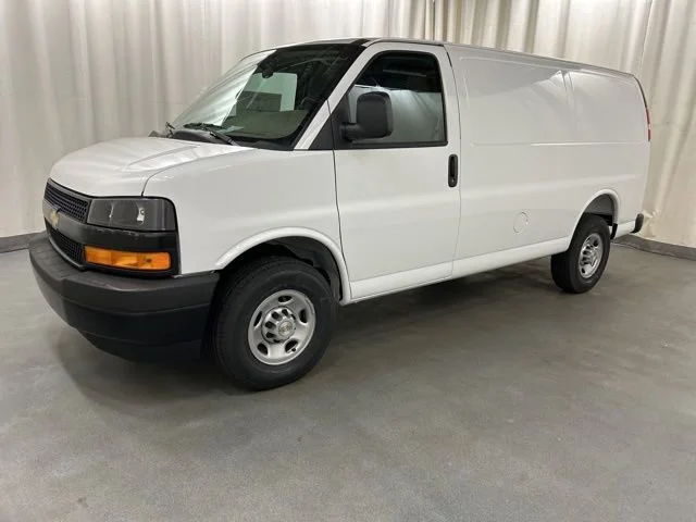 New 2026 Summit White Chevrolet WT image 2
