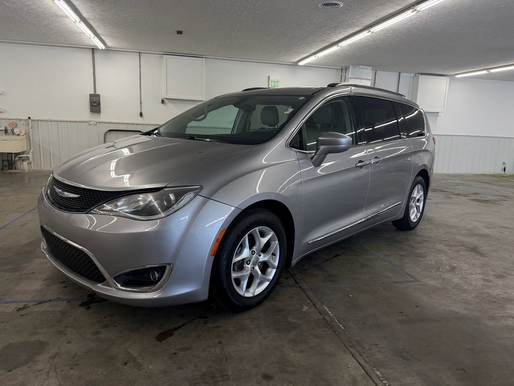 2017 Chrysler Pacifica Touring-L's photo