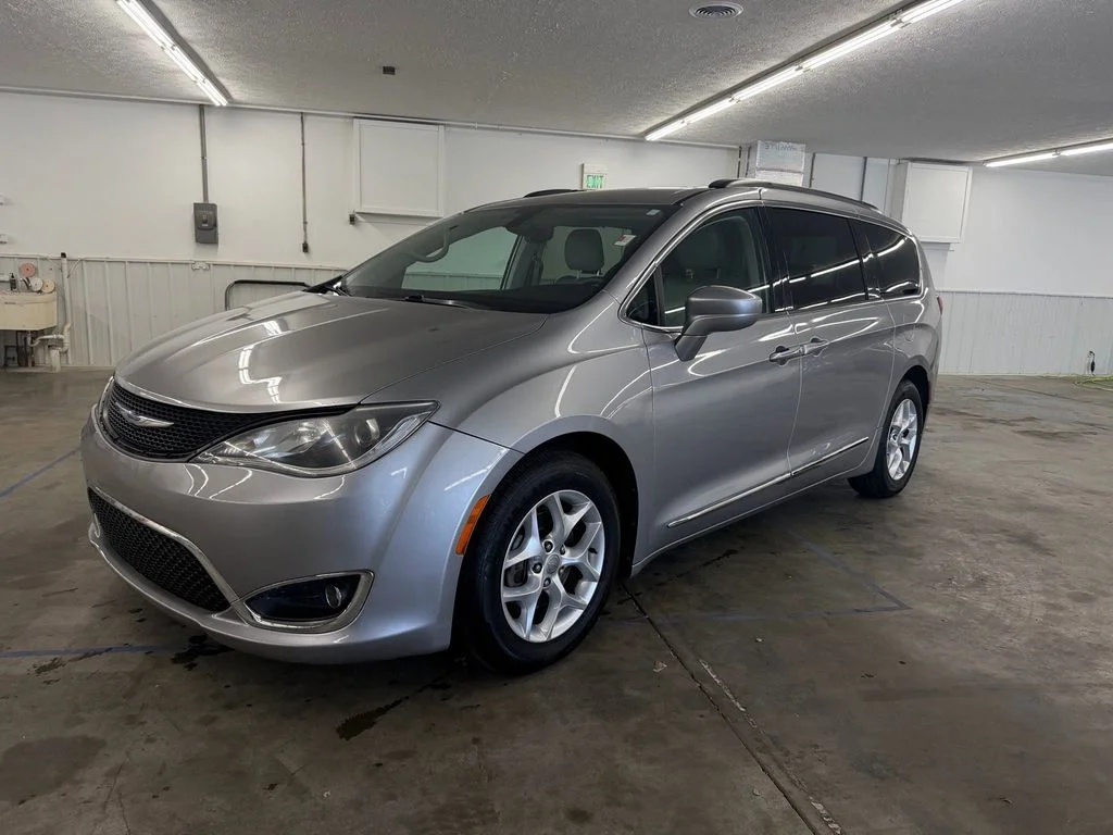 2017 Chrysler Pacifica Touring-L's photo