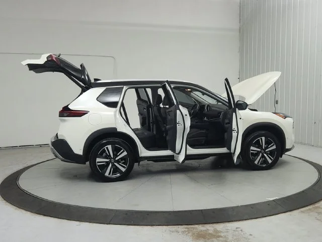 Used 2021 White Nissan Platinum image 17