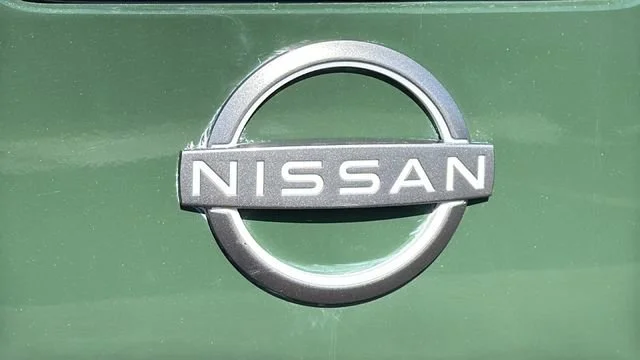 Used 2022 Green Nissan Crew Cab SV 4x4 image 28