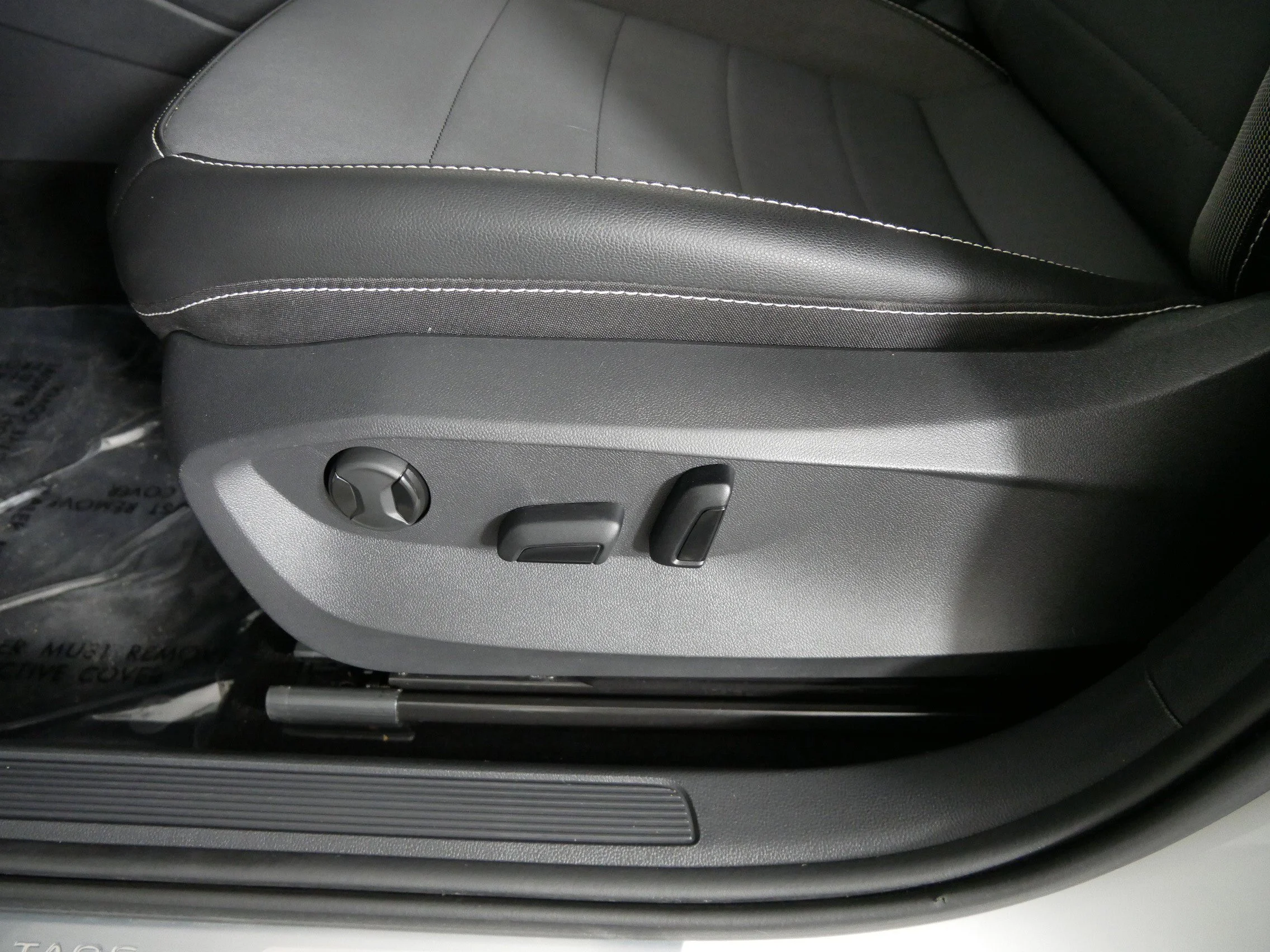 Certified Used 2023 Pure White Volkswagen SE image 22