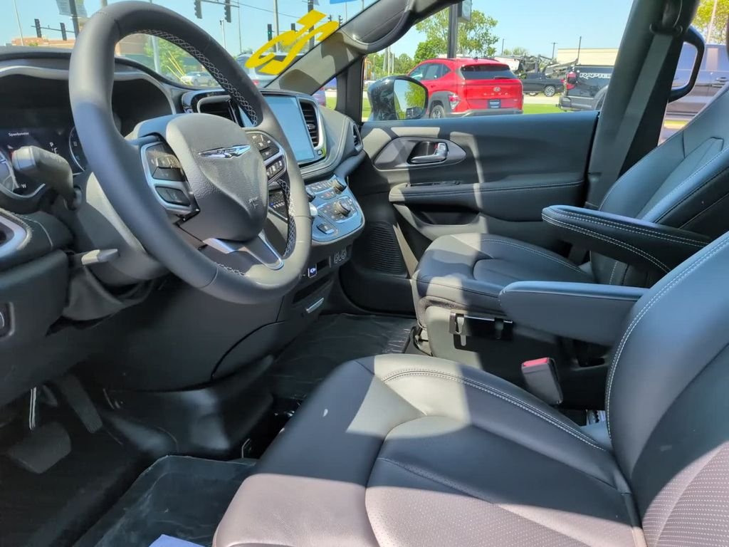 Used 2025 Black Chrysler Select image 21