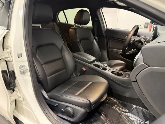 Used 2016 White Mercedes-Benz GLA 250 image 34