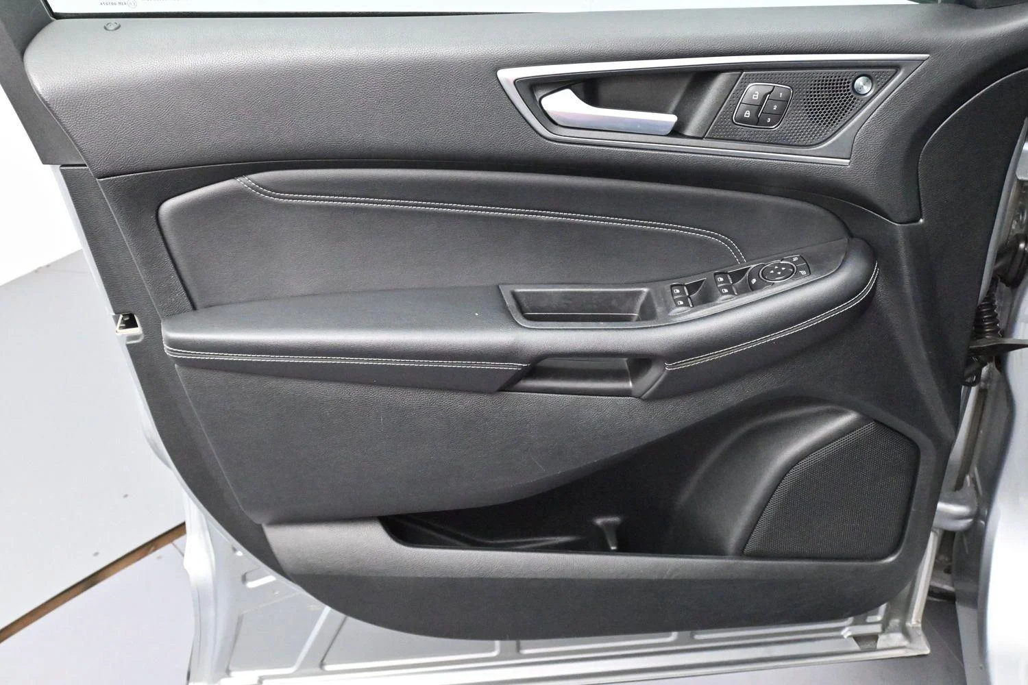 Used 2022 Iconic Silver Ford Titanium image 13