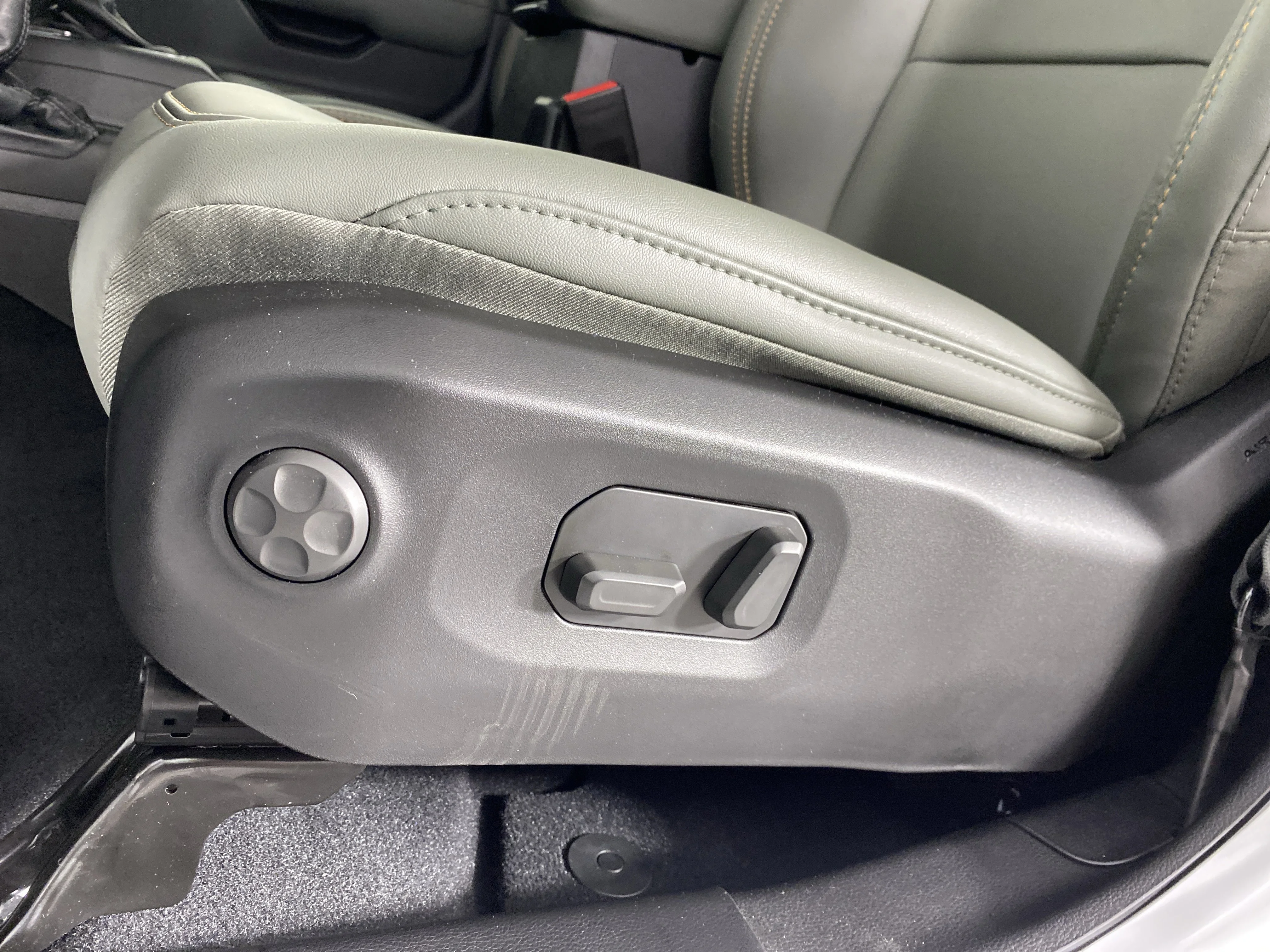 New 2026 Bright White Clear-Coat Exterior Paint Jeep Mojave X image 15