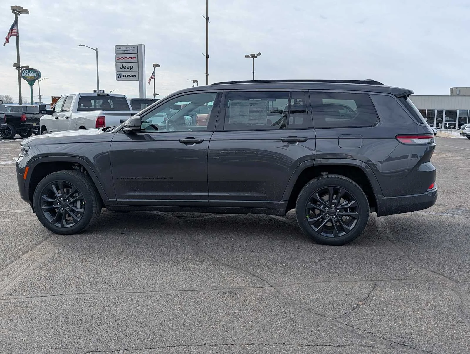 New 2026 Baltic Gray Metallic Clear-Coat Exterior Paint Jeep Limited Reserve image 4