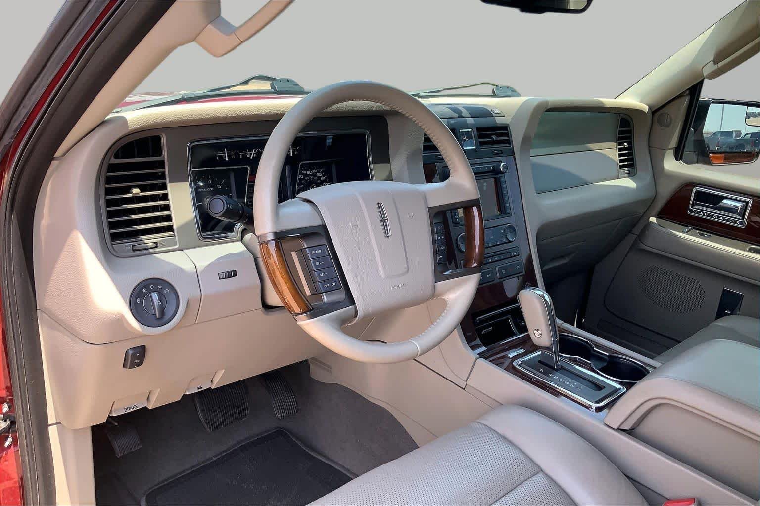 Used 2013 Ruby Red Metallic Tinted Clearcoat Lincoln  image 17