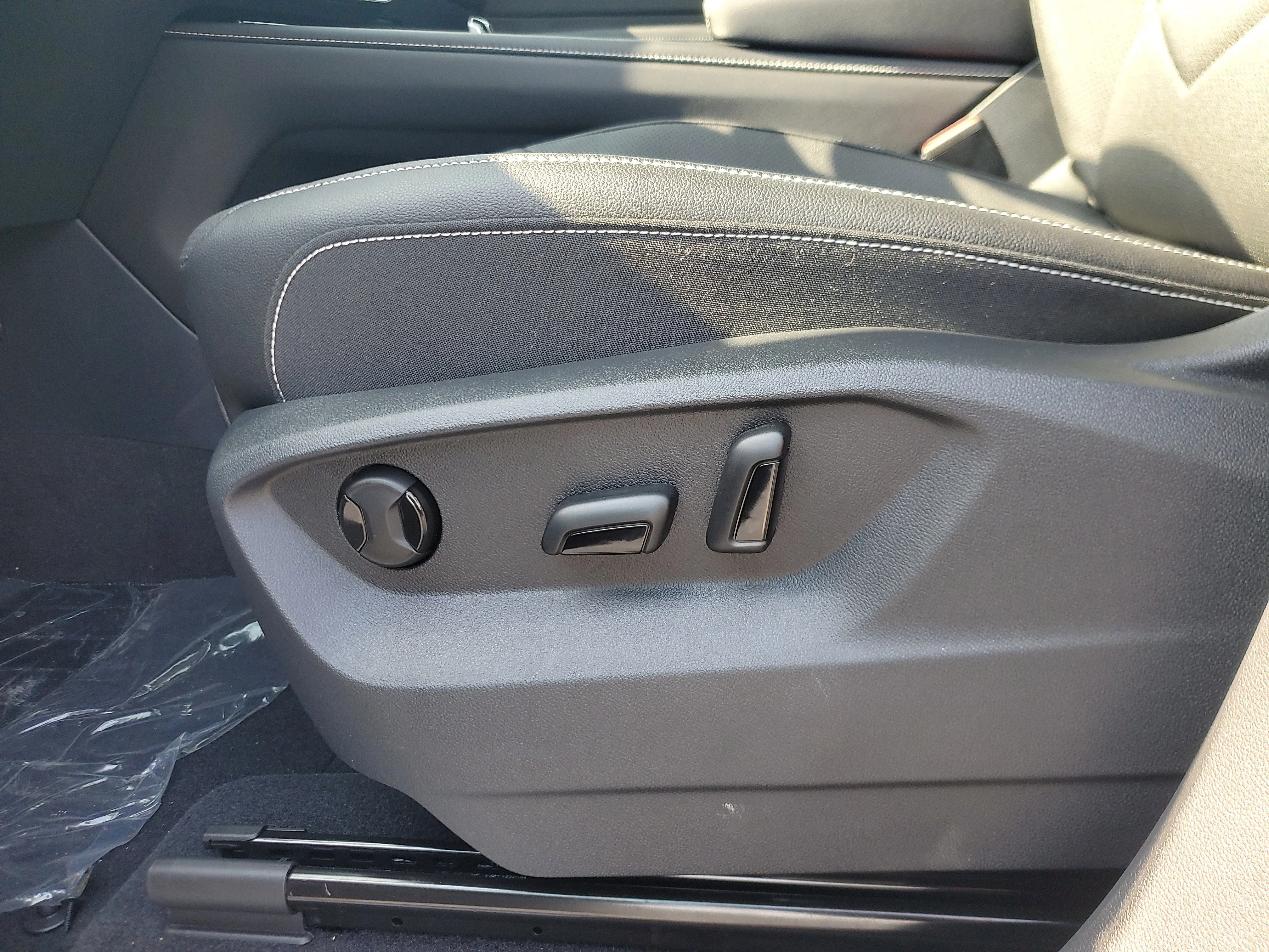 New 2026 Black Volkswagen 2.0T SE w/Technology image 16