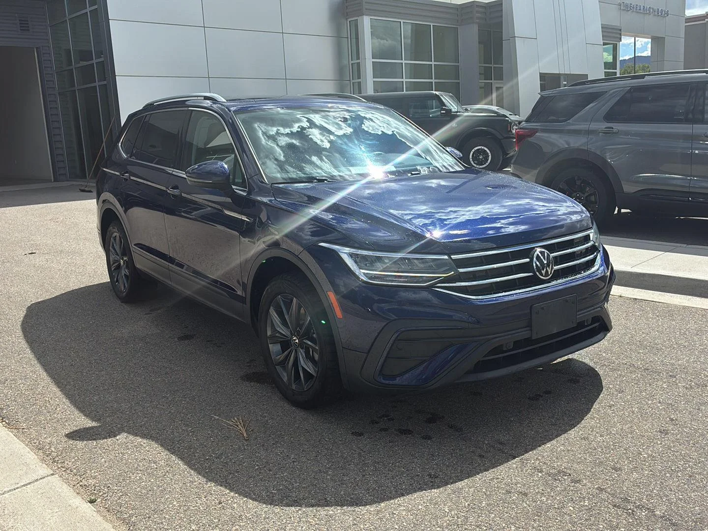 Used 2022 Atlantic Blue Metallic Volkswagen SE image 2
