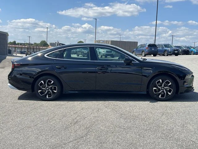 Used 2025 Black Hyundai SEL image 14