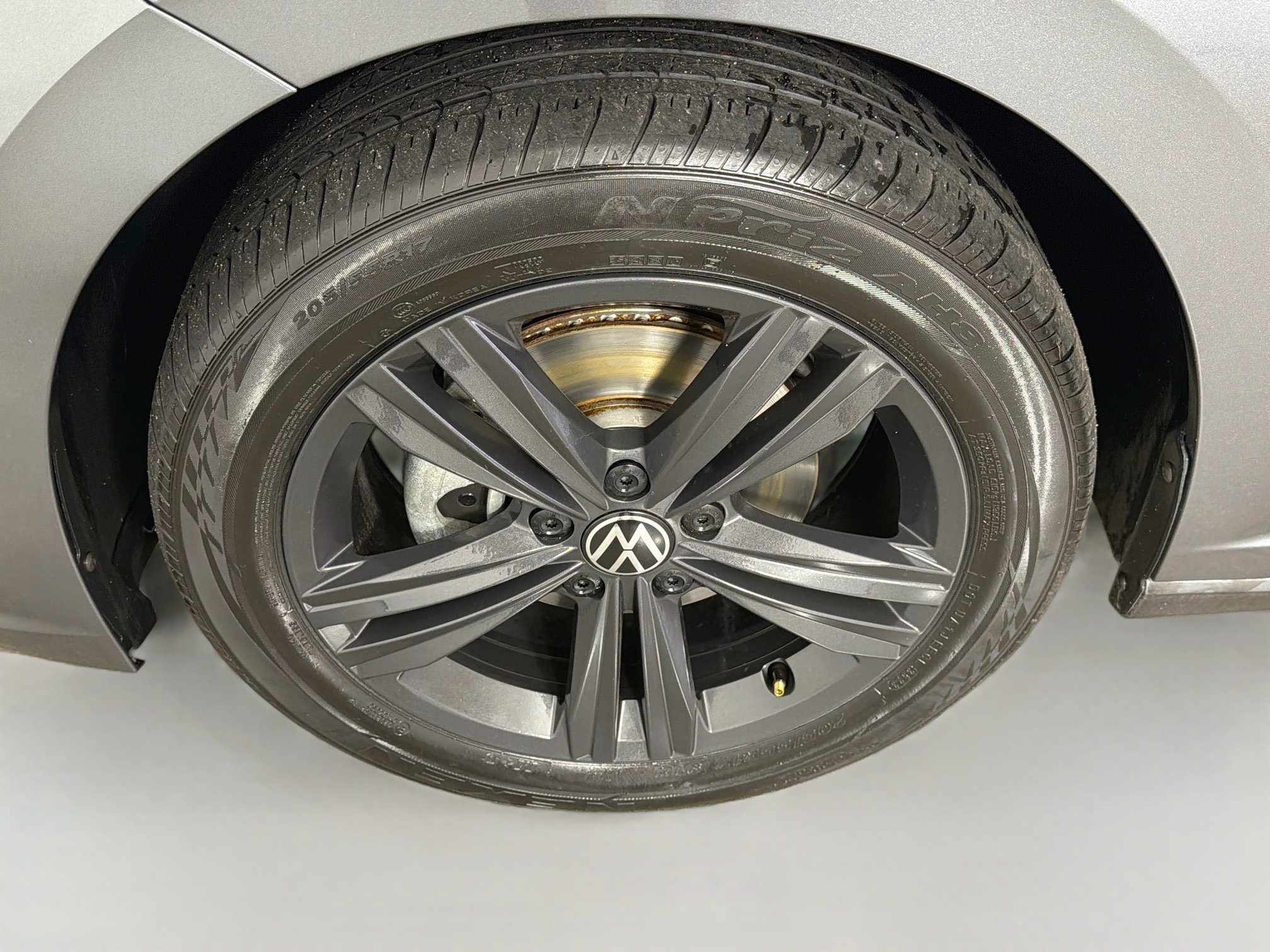 Used 2023 Platinum Gray Metallic Volkswagen SE image 30