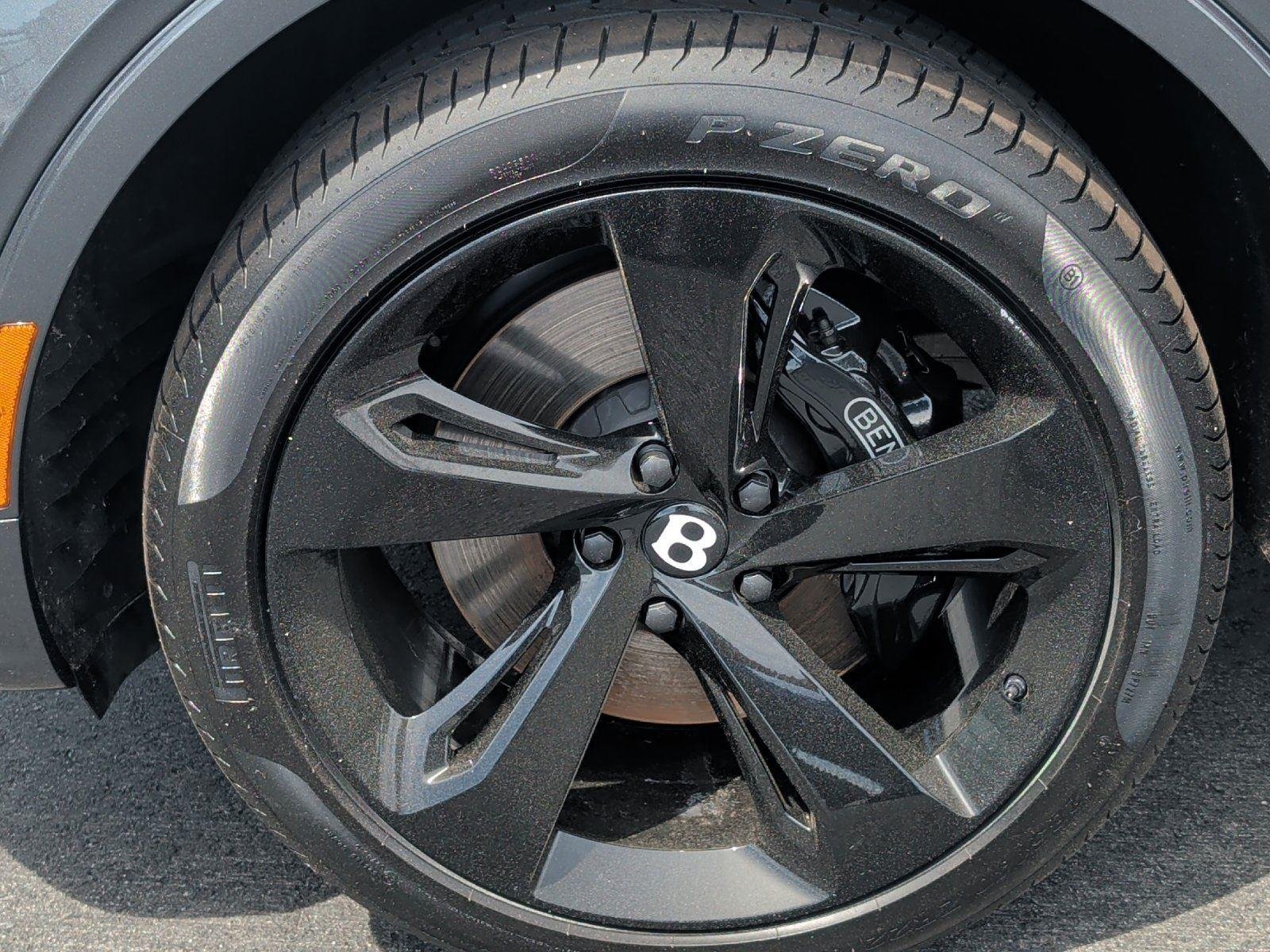 Used 2022  Bentley V8 image 5