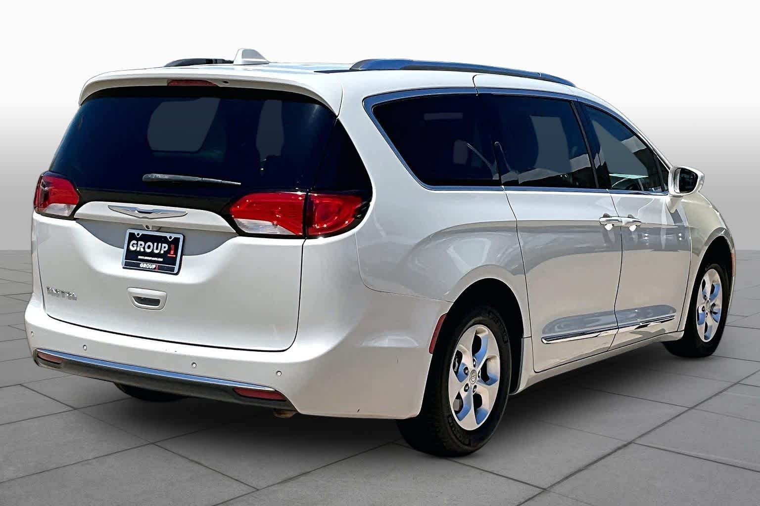 Used 2017 Tusk White Chrysler Touring-L Plus image 11
