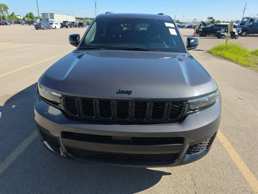 Used 2023 Gray Metallic Jeep Altitude image 2