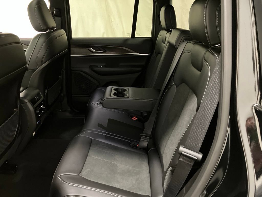 New 2026 Diamond Black Crystal Pearl-Coat Exterior Paint Jeep Laredo Altitude image 16