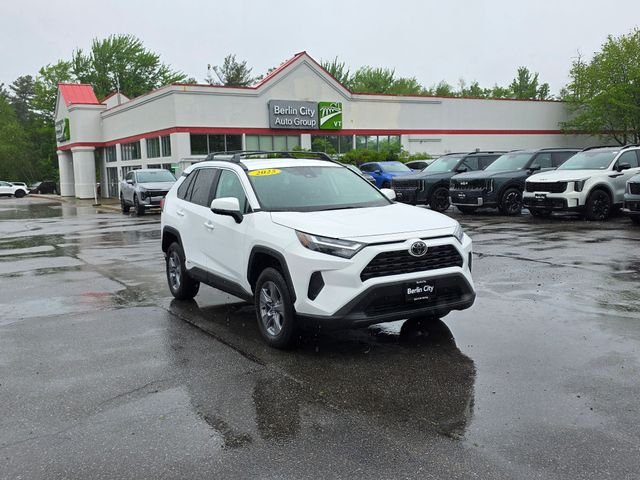Used 2025 White Toyota XLE image 29