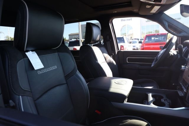 New 2026 Diamond Black Crystal Pearl-Coat Exterior Paint RAM Laramie Night Edition image 19