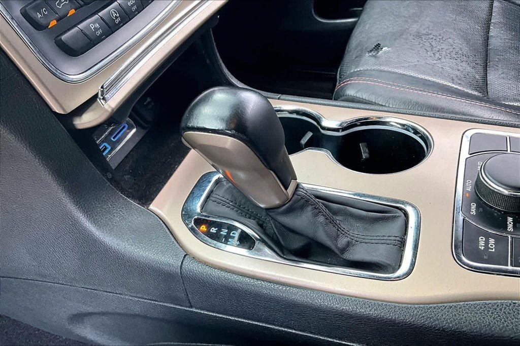 Used 2017 Silver Jeep Limited image 17