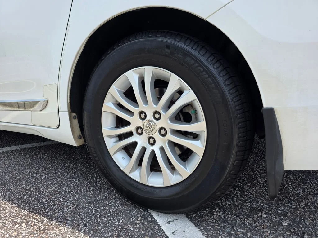 Used 2011  Toyota XLE AAS image 32