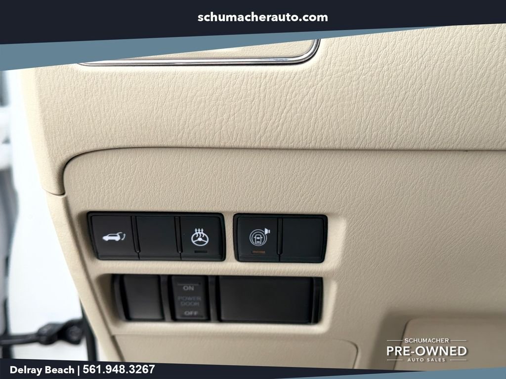 Used 2024 White INFINITI LUXE image 30