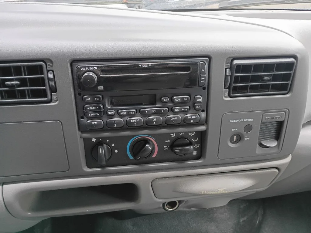 Used 2001 Oxford White Clearcoat Ford XL image 14