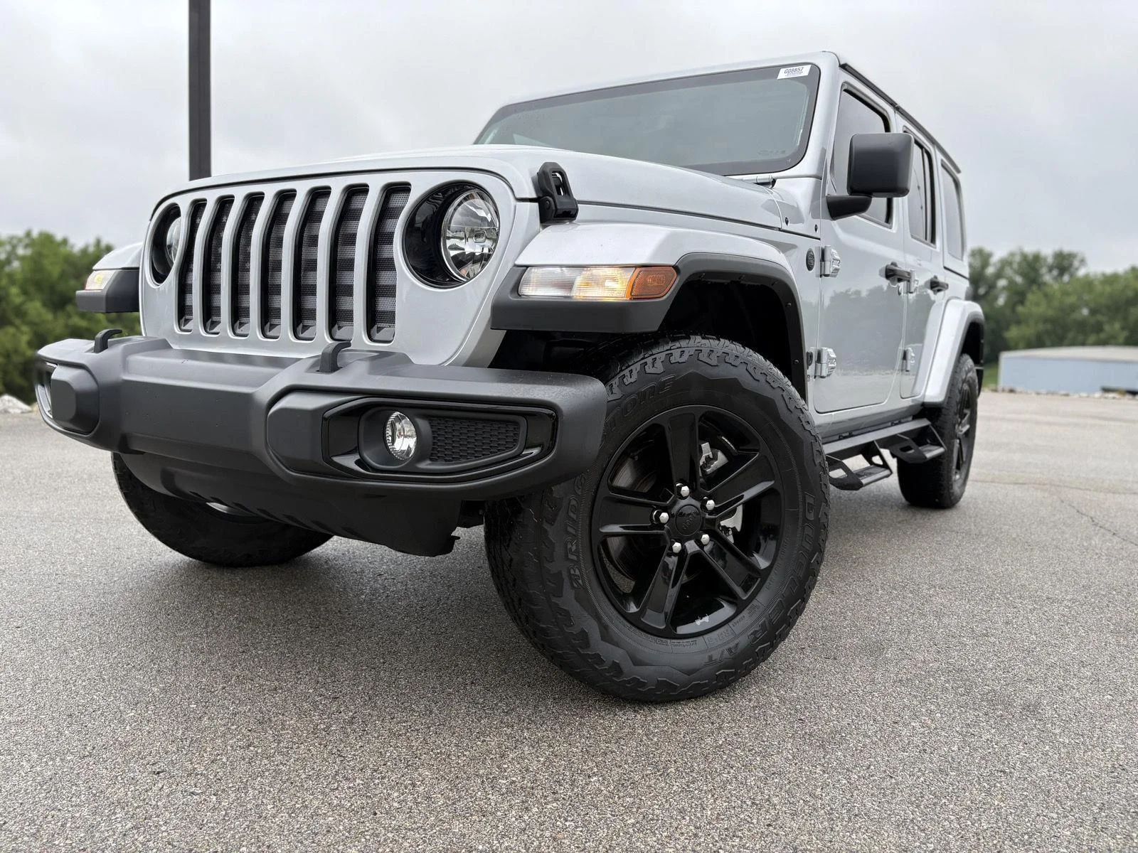 Used 2022 Silver Zynith Clearcoat Jeep Unlimited Sahara Altitude image 19