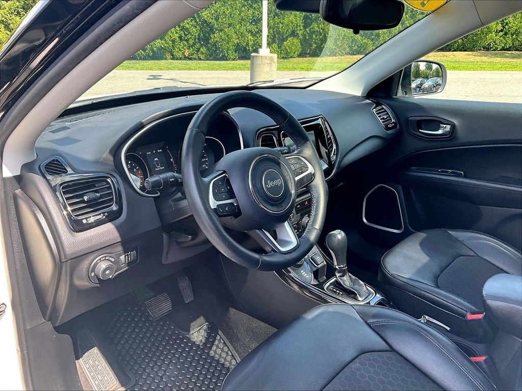 Used 2019 White Jeep Latitude image 8
