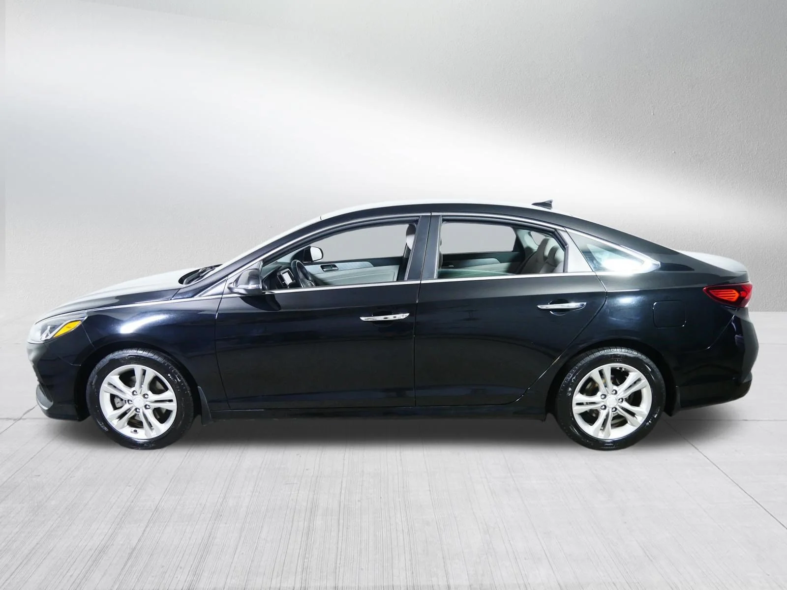 Used 2018 Phantom Black Hyundai SEL image 4