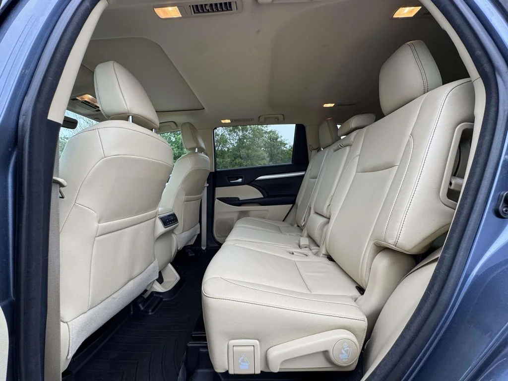 Used 2018 Blue Toyota XLE image 15