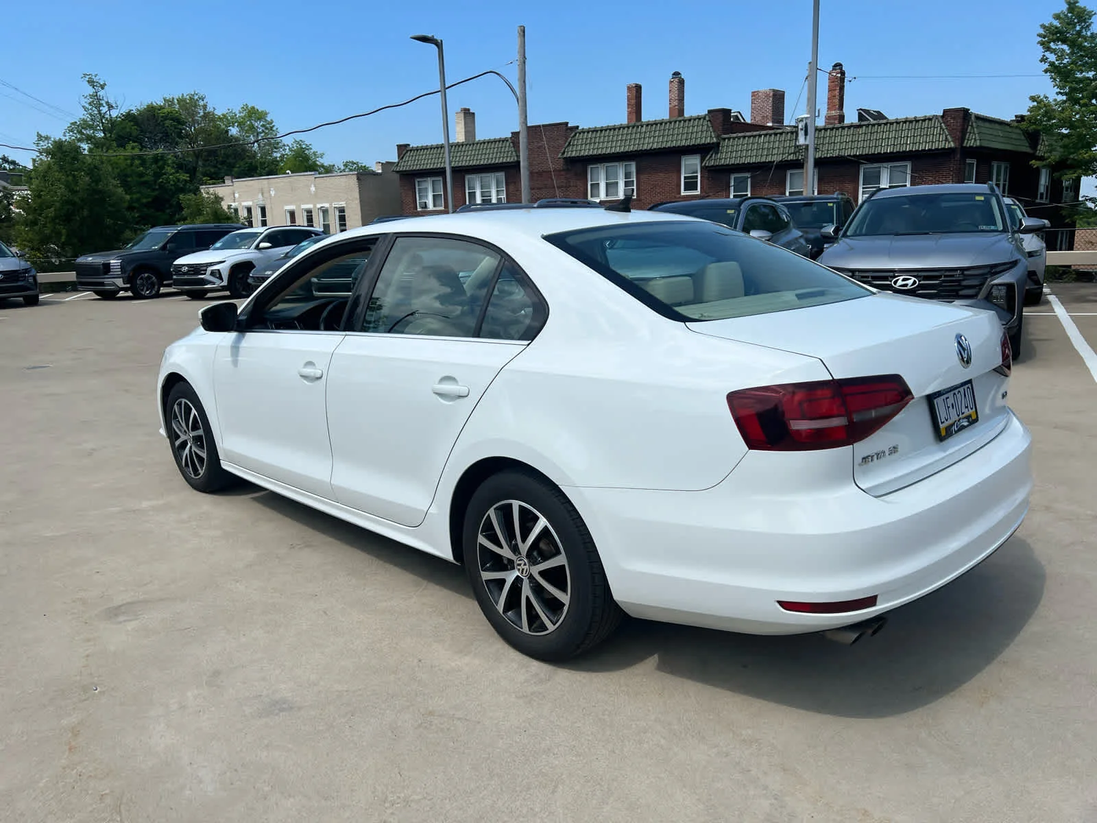 Used 2017 Pure White Volkswagen 1.4T SE image 3