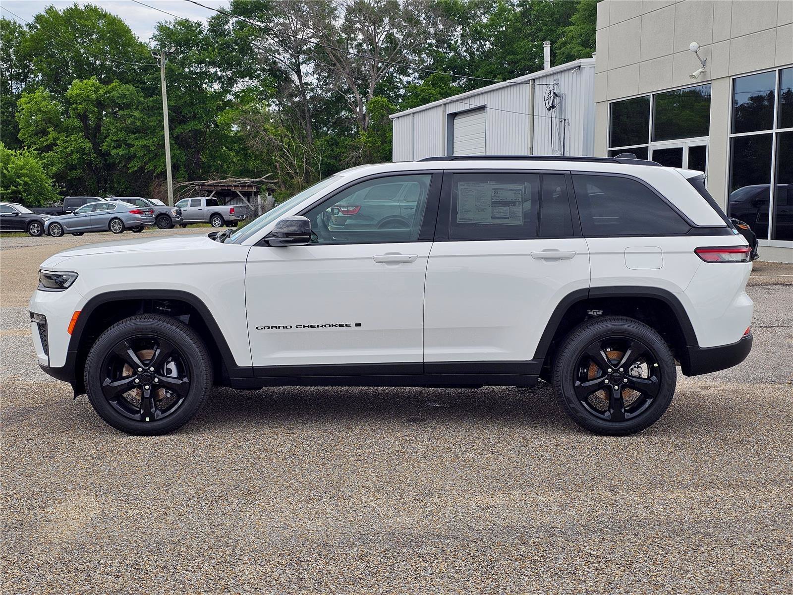 New 2026 Bright White Clear-Coat Exterior Paint Jeep Limited image 13