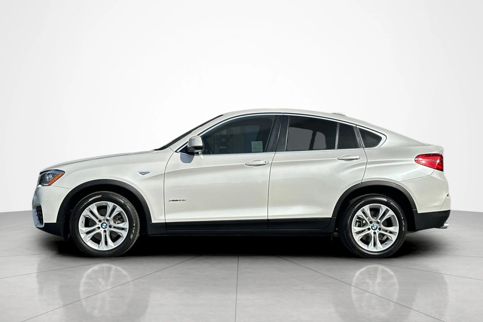Used 2015 Mineral White Metallic BMW xDrive28i image 2