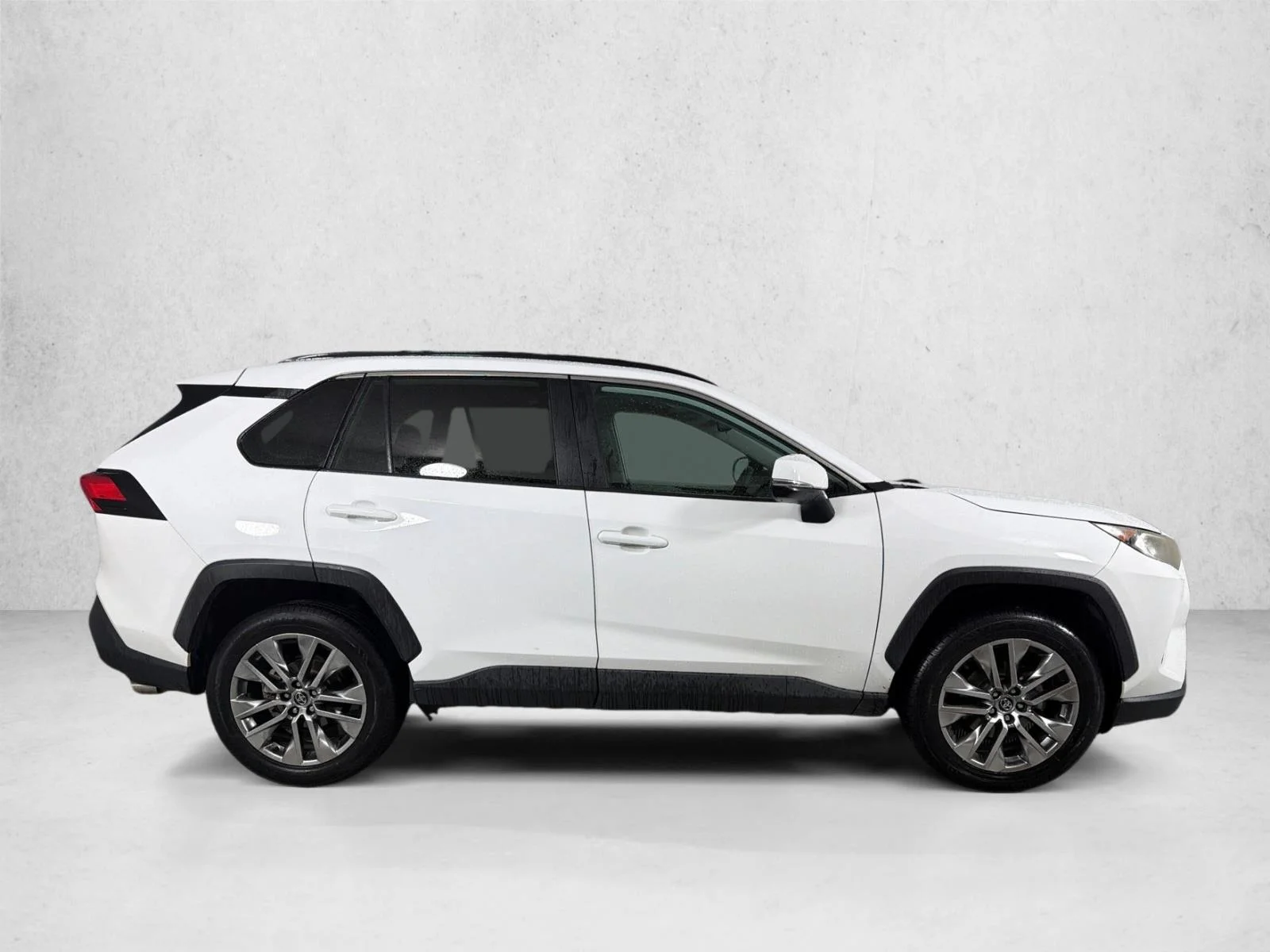 Used 2020 White Toyota XLE Premium image 3