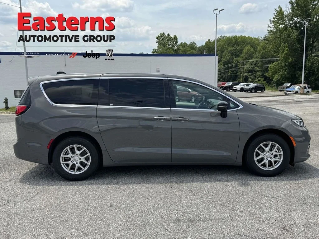 2025 Chrysler Pacifica Select - Photo 6