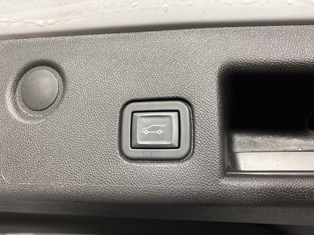 Used 2024 Pearl Chevrolet LT image 27
