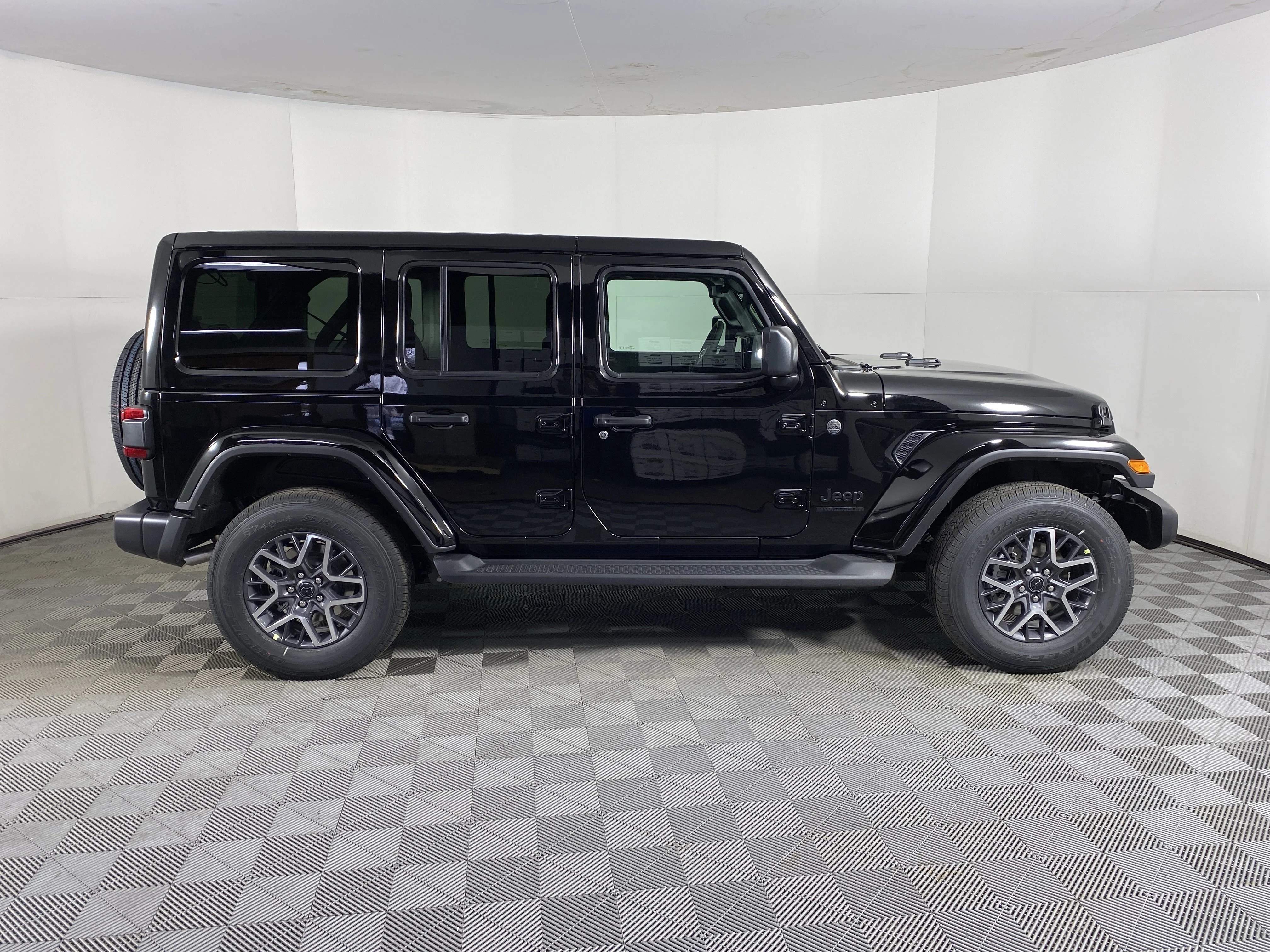 New 2026 Black Clear-Coat Exterior Paint Jeep Sahara image 6